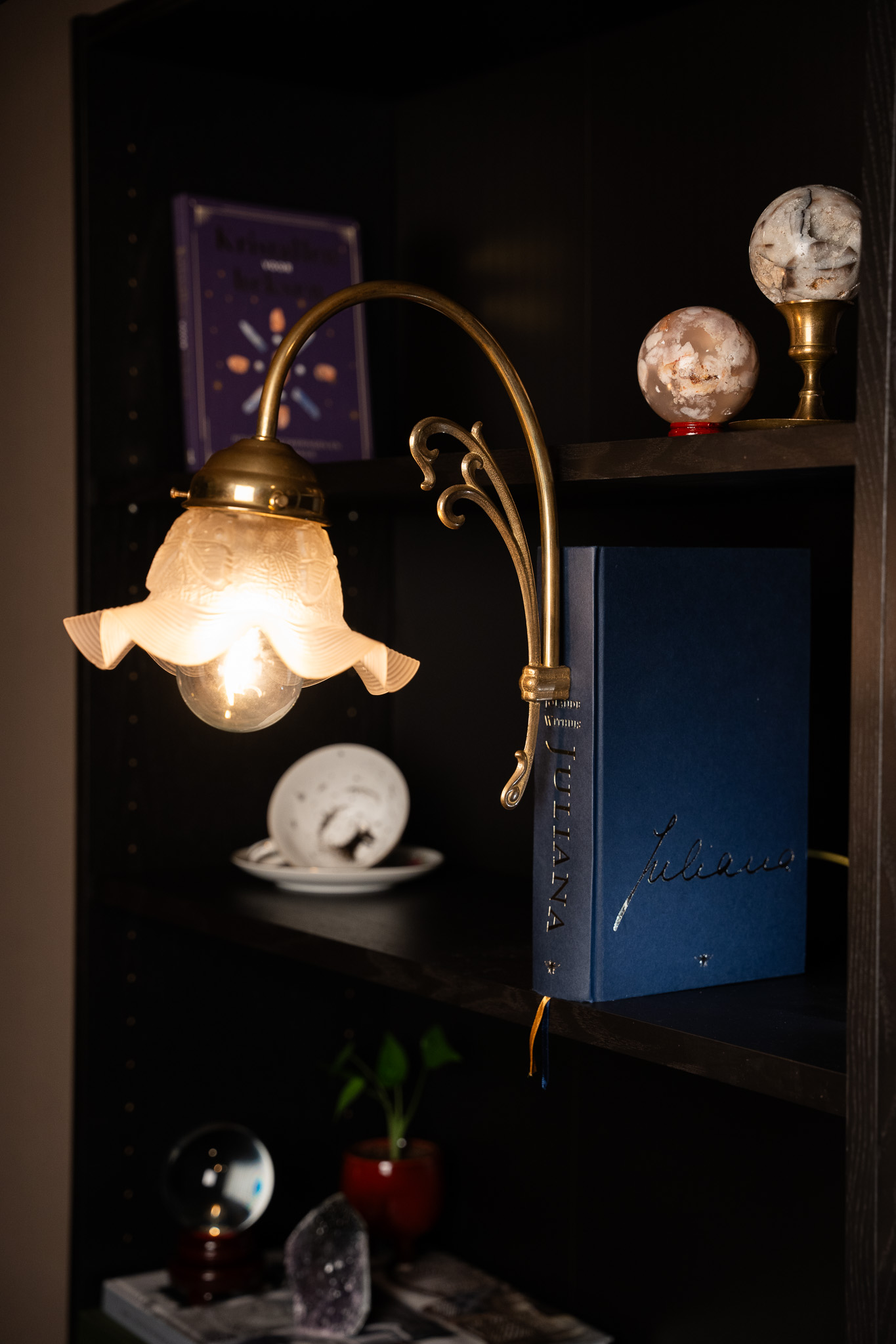 Bookshelf lamp